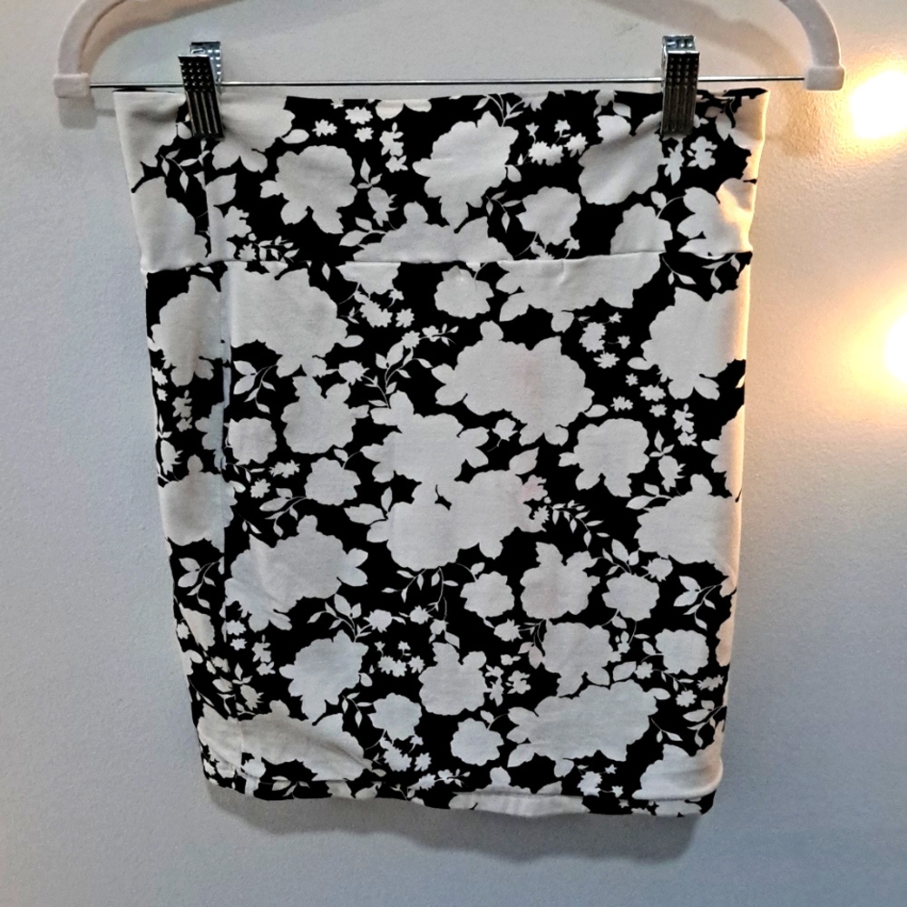 Stretchy Tube Skirt Black/White Floral with stain